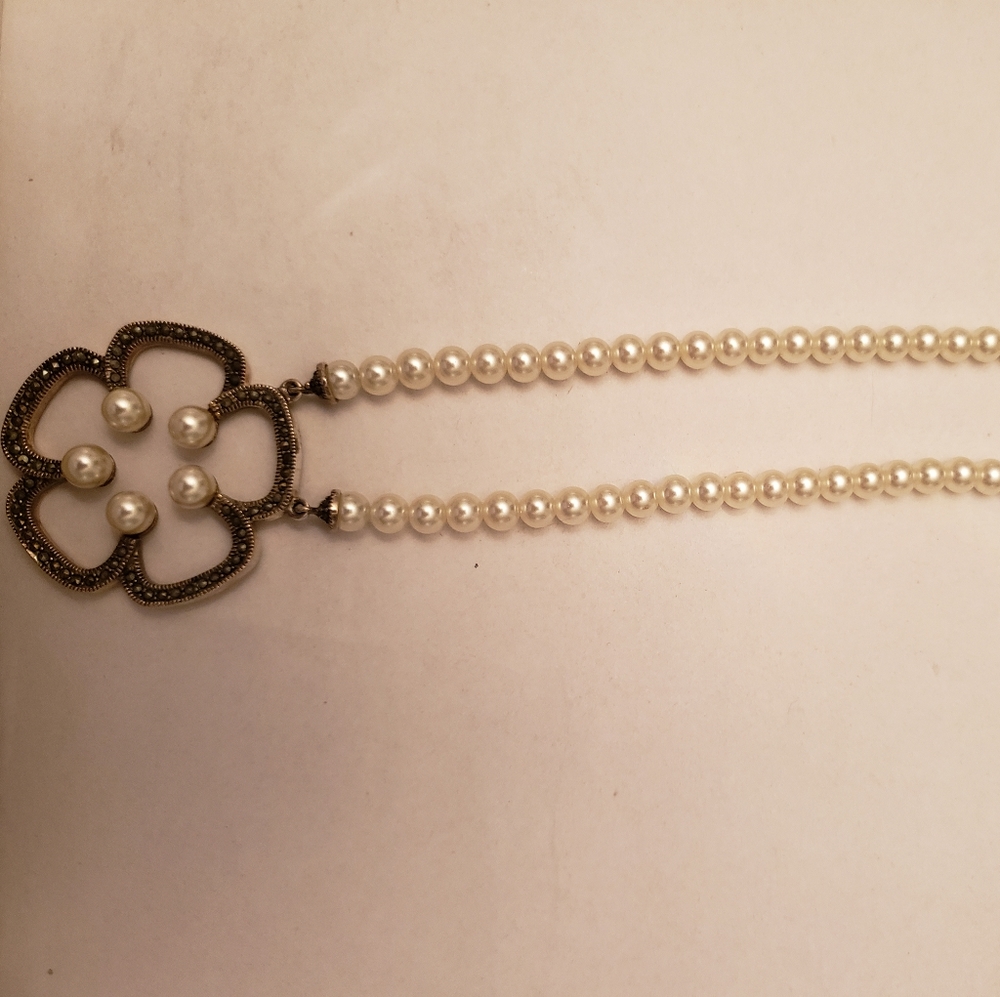 Faux pearl black pendant necklace